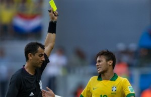 neymar-prend-son-jaune-lors-du-match-contre-l-italie
