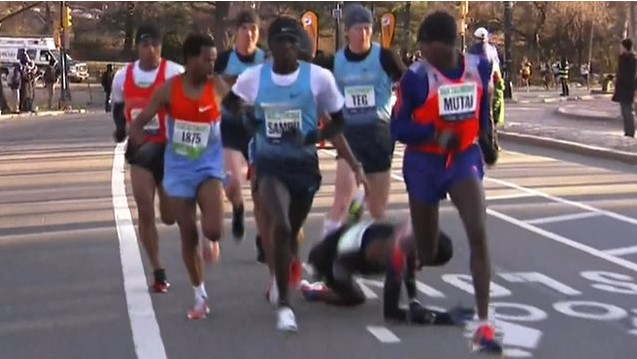 http://www.africatopsports.com/wp-content/uploads/2014/03/chute-mo-farah_semi-marathon-de-new-york-2014.jpg