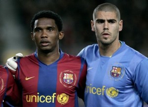 Barcelona's Samel Eto'o and his team mate goalkeeper Victor Valdes poses before the match against Deportivo in their Spanish first division soccer match at Nou Camp