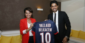 Najat-Vallaud-Belkacem-pose-avec-Nasser-Al-Khalaifi-et-un-maillot-du-PSG_w647
