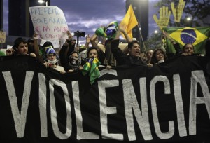 LES BRÉSILIENS MANIFESTENT EN MASSE