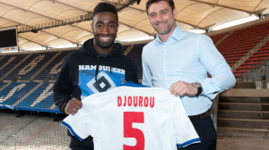 v.l. Johan Djourou, Sportdirektor Oliver Kreuzer Fussball Hamburger SV