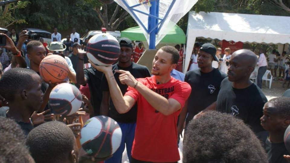 Images du jour : Stephen Curry et Hasheem Thabeet en Tanzanie pour la lutte contre le palu - Africa Top Sports
