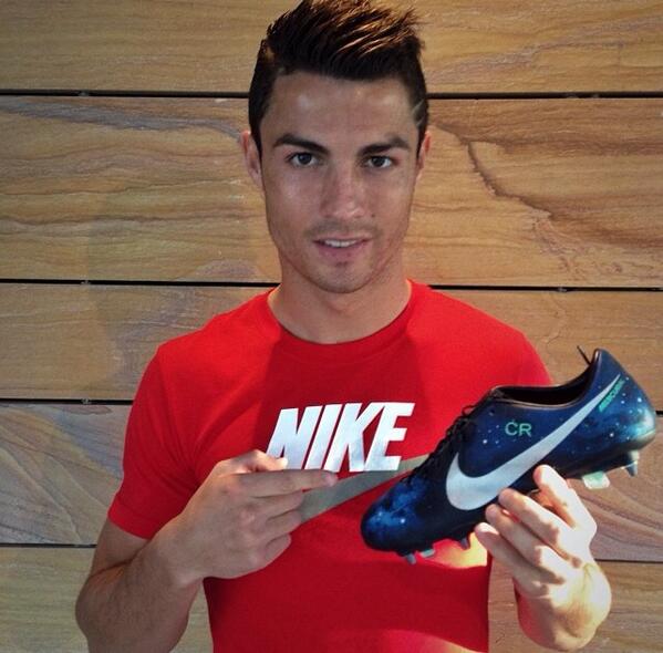 Cristiano Ronaldo ses nouvelles chaussures pour encore plus de buts ! Vidéo Africa Top Sports