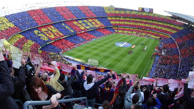 Entre construire un nouveau stade et rénover le Camp Nou ...