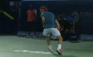 capture-ecran-roger-federer-tentant-lob-entre-jambes-24-fevrier-2014-dubai-1514686-616x380