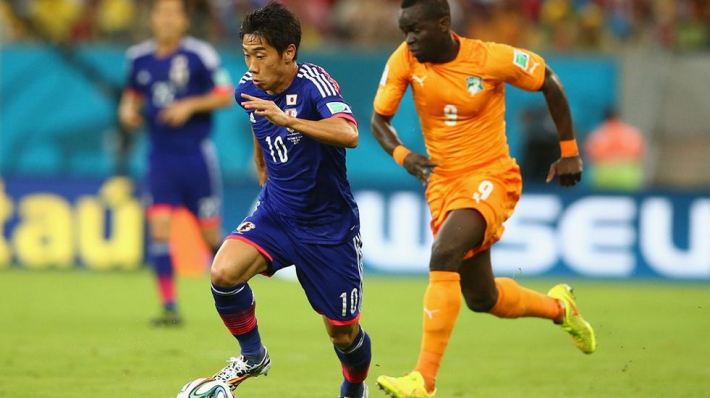 Shinji-Kagawa-of-Japan-controls-the-ball-against-Cheick-Tiote-of-the cote d'ivoire