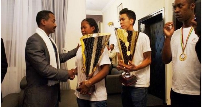 les équipes malgaches de hand u20 vainqueurs du challenge trophy recues par le ministre Jean Anicet Andriamosarisoa
