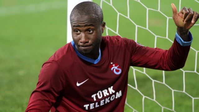 SPOR TOTO SUPER LIG'DE TRABZONSPOR, SAHASINDA ESKISEHIRSPOR ILE KARSILASTI. SOULEYMAN BAMBA'NIN UZUNTUSU. (ANADOLU AJANSI - IBRAHIM SAHIN) (20121126)