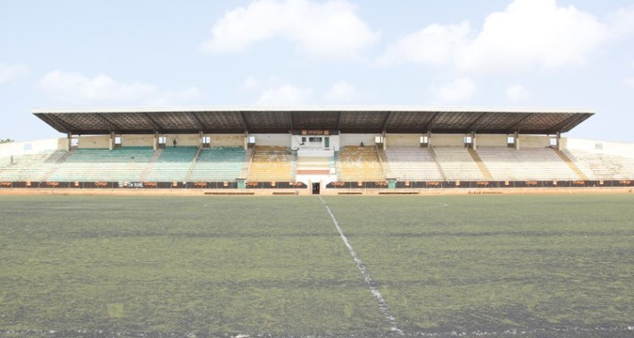 UN_STADE_AVEC_UNE_PELOUSE_DÉSUÉTE (Copier)