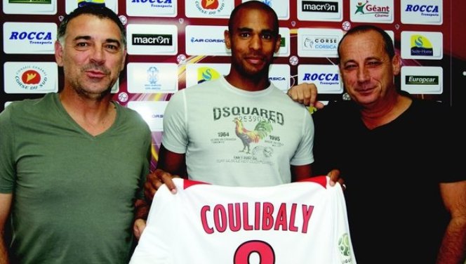 joueur-footballeur-gary-coulibaly-ajaccio-cote-entraineur-coach