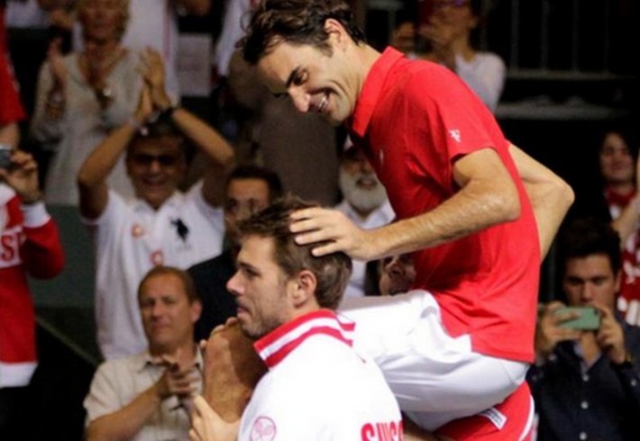 roger federer porté en triomphe par ses coéquipiers de l'equipe suisse de coupe davis