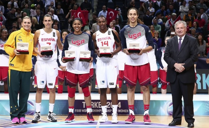 maya moore-mvp-turquie 2014 avec le cinq all-star en compagnie du pdt fiba yvan mainini