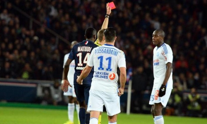 Clément Turpin brandit le carton rouge a Gianneli Imbula_PSG vs OM