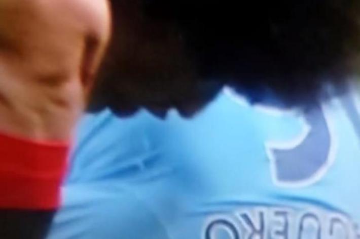 Fellaini crache sur Agüero