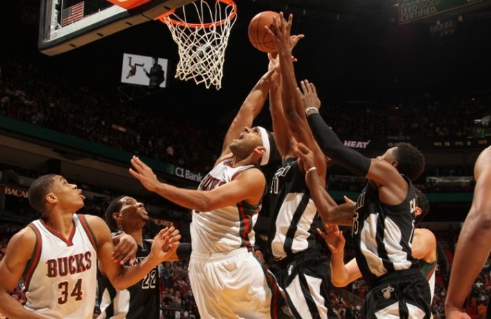les bucks dominent le heat