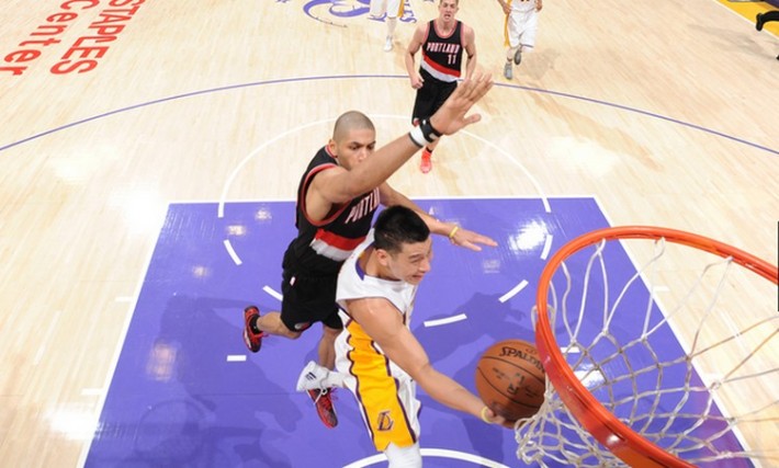 nicolas batum part au contre sur jeremy lin_lakers-blazers