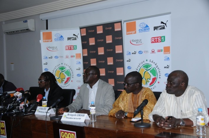 Aliou_Cissé_et_les_membres_de_la_fédé_et_du_ministère_ des_sports