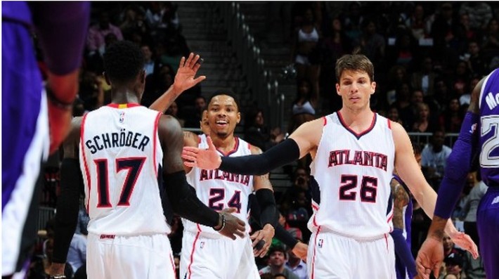 dennis schroder felicite par ses potes des hawks