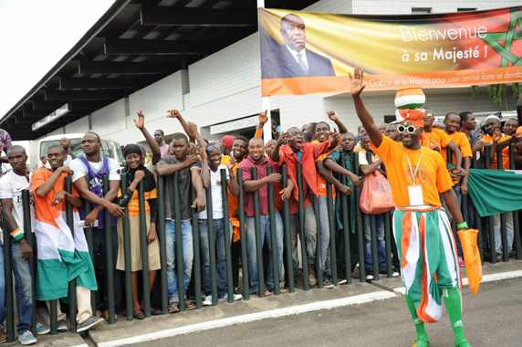 *** Local Caption *** Les supports de l'équipe de la Cote d'Ivoire saluant les joueurs ivoiriens à leur arrivée à l'aéroport Leon Mba de Libreville, en prélude du match aller Gabon-Cote d'Ivoire comptant pour les éliminatoires de la CAN 2017.