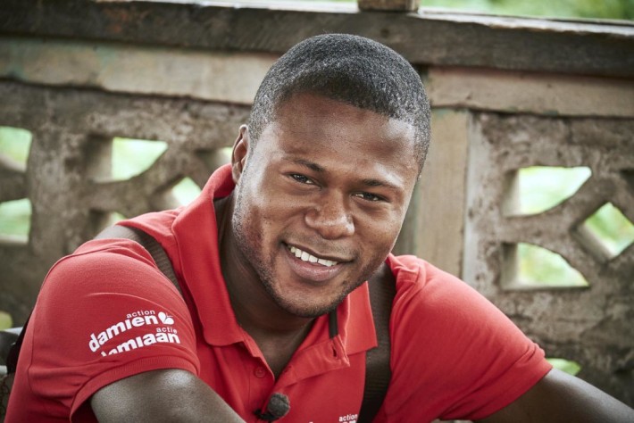Reportage photographique sur la visite de chancel Mbemba à Kinshasa. Le joueur de foot d'anderlecht a visité les projets lèpre et tuberculose de l'ONG