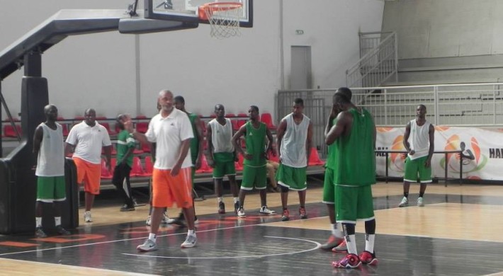 Hugues Occansey avec les elephants basketteurs