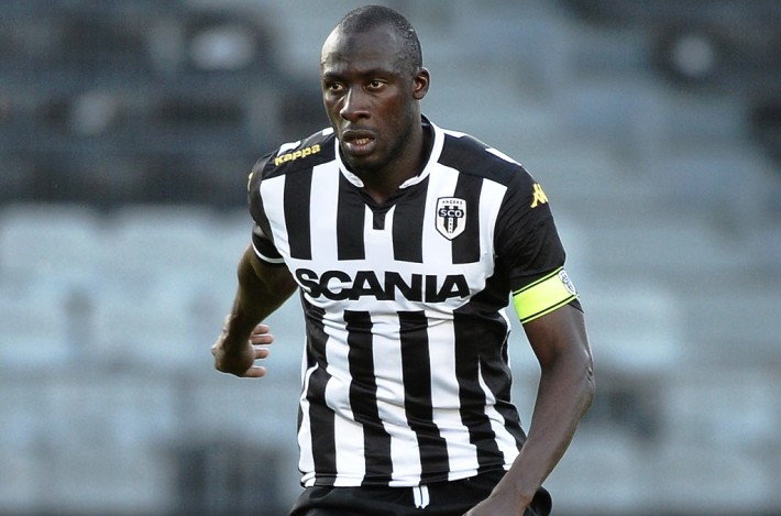 Angers' Senegalese midfielder Cheikh NDoye runs with the ball during the friendly football match between Angers and Lorient on August 1, 2015 at the Jean Bouin stadium in Angers, western France. AFP PHOTO / JEAN-SEBASTIEN EVRARD