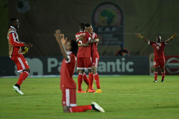 Congo's players celebrate after winning the 2015 African Cup of Nations group A football match between Congo and Burkina Faso in Ebebiyin on January 25, 2015. AFP PHOTO / KHALED DESOUKI
