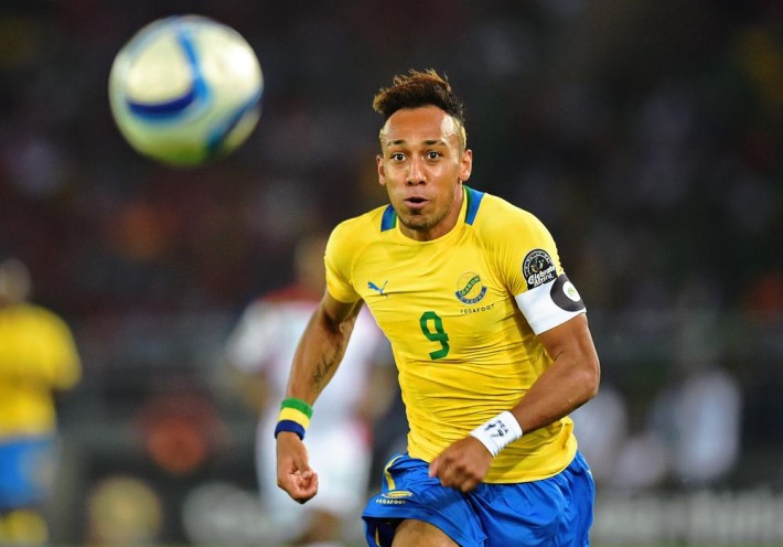 Gabon's forward Pierre-Emerick Aubameyang runs after the ball during the 2015 African Cup of Nations group A football match between Burkina Faso and Gabon at Bata Stadium in Bata on January 17, 2015. AFP PHOTO / CARL DE SOUZA