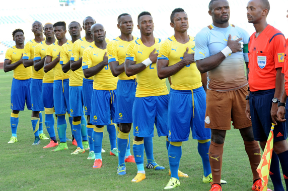 *** Local Caption *** La selection nationale du Gabon pendant l'excution de lhymne nationale, lors du match retour, comptant pour les liminatoires du Chan 2016 au stade de l'Amiti de Libreville.