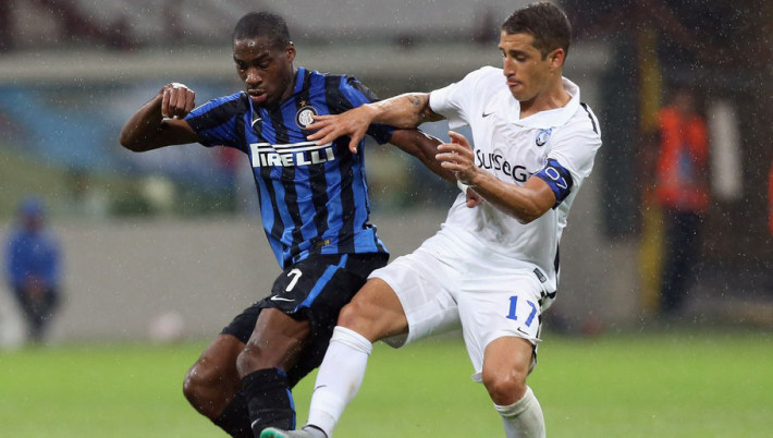 MILAN, ITALY - AUGUST 23: Geoffrey Kondogbia (L) of Inter competes for the ball with Carlos Carmona of Atalanta during the Serie A match between FC Internazionale Milano and Atalanta BC at Stadio Giuseppe Meazza on August 23, 2015 in Milan, Italy. (Photo by Maurizio Lagana/Getty Images)