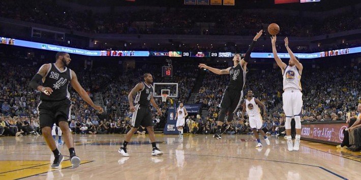 curry-warriors-spurs-042016-basket_84fa27946ccc43afb724bb86800666f5