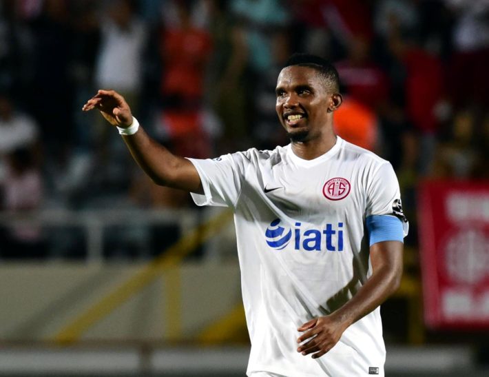 TRANSFERI SONRASI YASI, MALIYETI VE FIZIKI GORUNUMU DOLAYISIYLA 'ETO'O BITMIS. TATILE GELIYOR' SOYLEMLERIYLE ELESTIRILEN SAMUEL ETO'O, 4 MACTA 90 DAKIKA KIRMIZI BEYAZLI FORMAYI GIYEREK 5 GOL ATTI. YILDIZ FUTBOLCUNUN GOL ATTIGI MACLARI KAZANAN KIRMIZI BEYAZLI KULUP, 3 MACTA YAKLASIK 4.5 MILYON LIRA GELIR ELDE ETTI. (FOTO:ANTALYA-DHA)