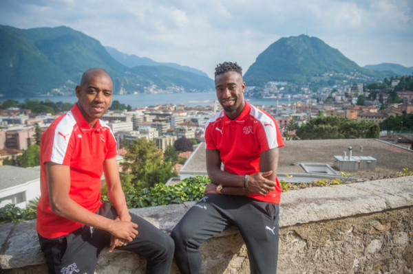 Gelson Fernandes und Johan Djourou posieren waehrend einer Pressekonferenz fuer den Fotografen in der Villa Sassa in Lugano zu Beginn des Trainingscamps am Sonntag, 22. Mai 2016, in Lugano. Das Kader der Schweizer Fussball-Nationalmannschaft kommt in Lugano zusammen um sich auf die Europameisterschaft, EM, in Frankreich vorzubereiten. (KEYSTONE/SAMUEL GOLAY)