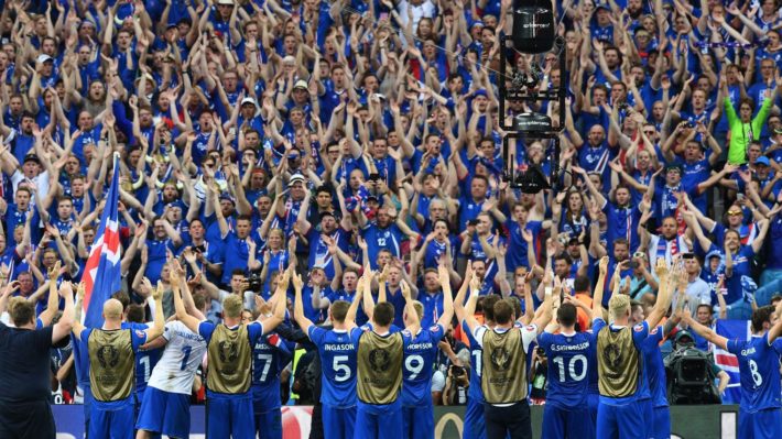 les-islandais-fetent-leur-qualification-en-8e-de-l-euro-avec-leurs-supporters-le-22-juin-2016-au-stade-de-france_5621357