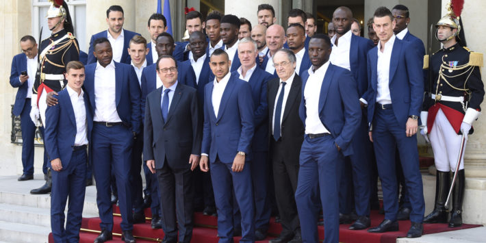 French President Francois Hollande (3rd-L) poses with France's coach Didier Deschamps (C), French Football Federation (FFF) president Noel Le Graet and France's national football team players at the Elysee Palace in Paris on July 11, 2016, a day after Portugal beat France in the Euro 2016 final football match. / AFP PHOTO / DOMINIQUE FAGET
