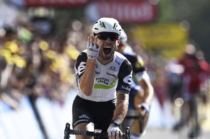 Great Britain's Mark Cavendish celebrates as he crosses the finish line during the 208,5 km fourteenth stage of the 103rd edition of the Tour de France cycling race on July 16, 2016 between Montelimar and Villars-les-Dombes Parc des Oiseaux.
/ AFP PHOTO / LIONEL BONAVENTURE