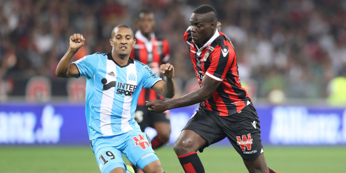 Nice's Italian forward Mario Balotelli (R) vies with William Jacques Vainqueur during the French L1 football match OGC Nice (OGCN) vs Olympique de Marseille (OM) on September 11, 2016 at the "Allianz Riviera" stadium in Nice, southeastern France. / AFP PHOTO / VALERY HACHE