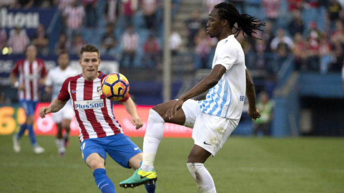 Malaga's Burkina Faso defender Bakary Kone (R) vies with Atletico Madrid's French forward Kevin Gameiro during the Spanish league football match between Club Atletico de Madrid and Malaga CF at the Vicente Calderon stadium in Madrid on October 29, 2016. / AFP PHOTO / CURTO DE LA TORRE