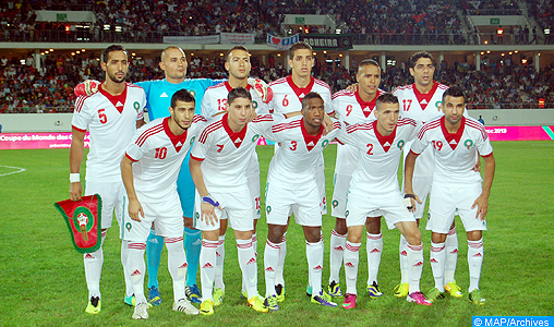 La sélection marocaine de football alignée contre la sélection sud-africaine, vendredi (11/10/13) en match amical d'ouverture du Grand stade d'Agadir. (MAP/Bureau Agadir)