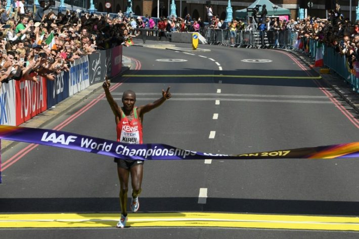le-kenyan-geoffrey-kipkorir-kirui-franchit-en-vainqueur-la-ligne-d-arrivee-du