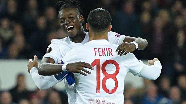 Lyon's French striker Nabil Fekir (R) celebrates with Lyon's Burkinabe striker Bertrand Traore after scoring the opening goal from the penalty spot during the UEFA Europa League Group E match between Everton and Lyon at Goodison Park, in Liverpool on October 19, 2017. / AFP PHOTO / Oli SCARFF