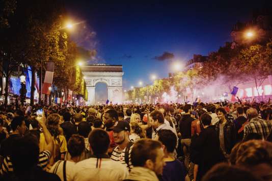 sur les champs élysées après la victoire