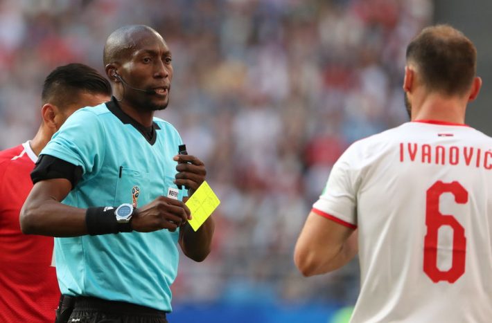 Samara (Russian Federation), 17/06/2018.- Referee Malang Diedhiou of Senegal shows a yellow card to Branislav Ivanovic (R) of Serbia during the FIFA World Cup 2018 group E preliminary round soccer match between Costa Rica and Serbia in Samara, Russia, 17 June 2018.
(RESTRICTIONS APPLY: Editorial Use Only, not used in association with any commercial entity - Images must not be used in any form of alert service or push service of any kind including via mobile alert services, downloads to mobile devices or MMS messaging - Images must appear as still images and must not emulate match action video footage - No alteration is made to, and no text or image is superimposed over, any published image which: (a) intentionally obscures or removes a sponsor identification image; or (b) adds or overlays the commercial identification of any third party which is not officially associated with the FIFA World Cup) (Mundial de Fútbol, Rusia) EFE/EPA/TATYANA ZENKOVICH EDITORIAL USE ONLY