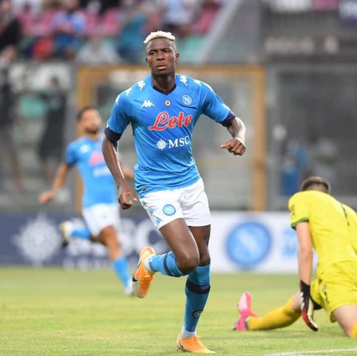Victor Osimhen un triplé en 8 minutes pour débuter