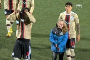 Ajax : Fantastique ! Calvin Bassey illumine la soirée d'une ramasseuse de balles (Vidéo)