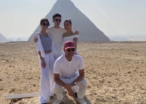 L'entraîneur de Man City Pep Guardiola visite les pyramides en Egypte pour ses vacances