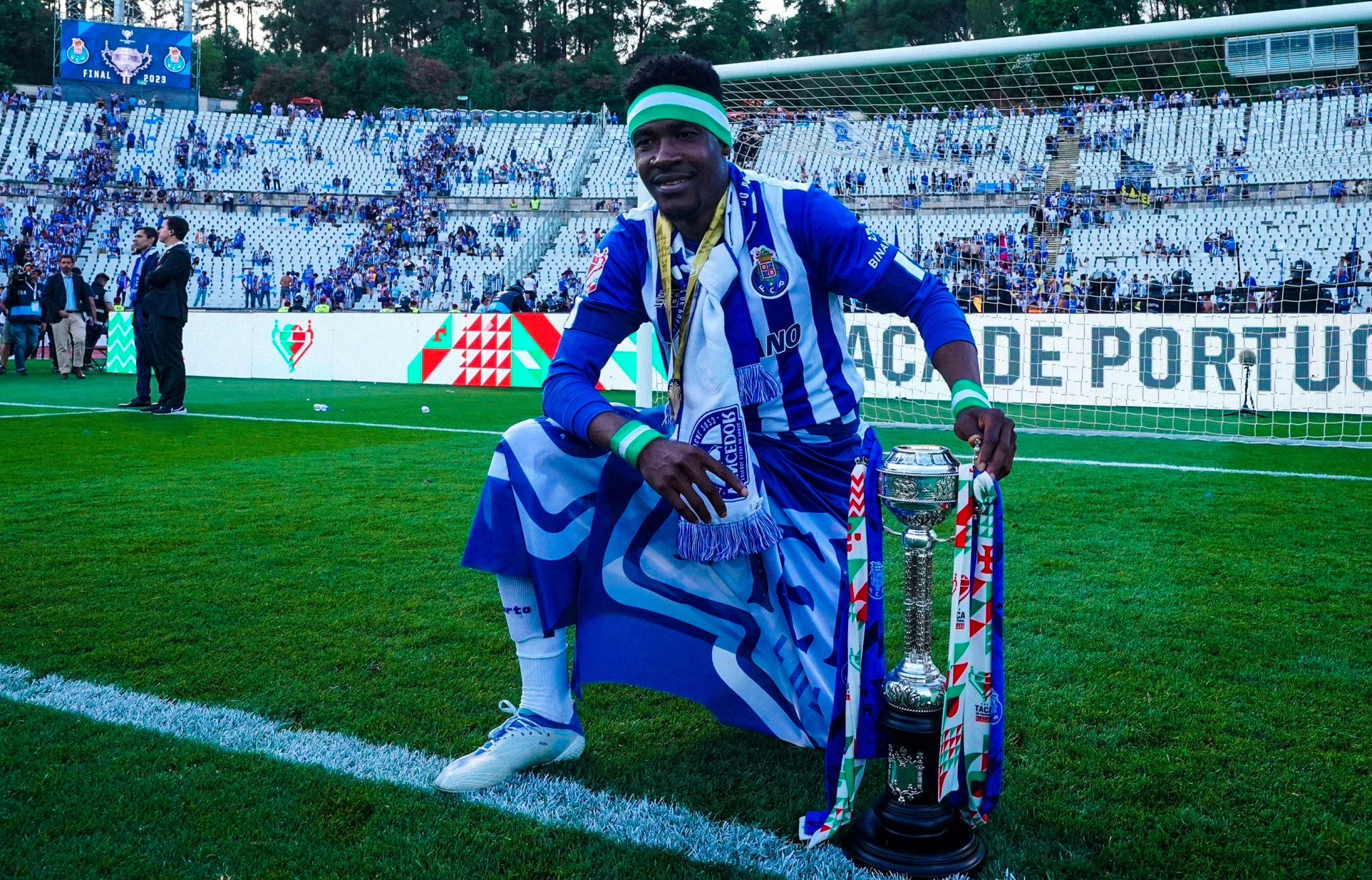 Zaidu Sanusi wins his sixth trophy with Porto