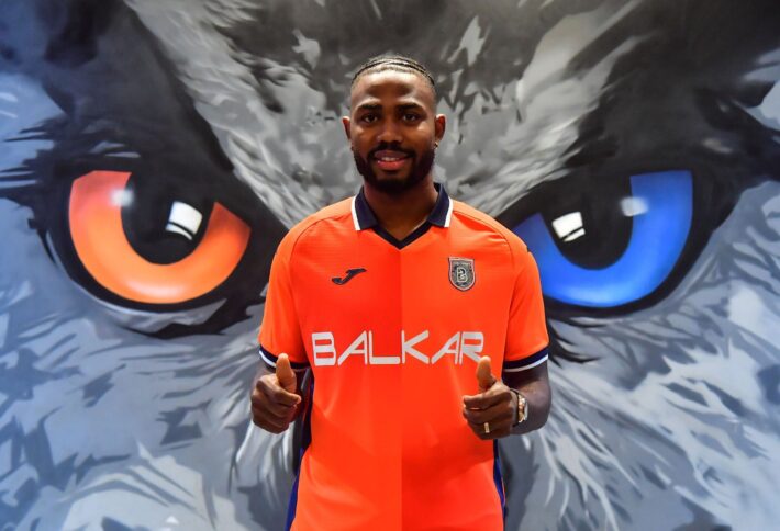 Emmanuel Dennis révèle le rôle d'Adebayor dans son prêt à Istanbul Basaksehir