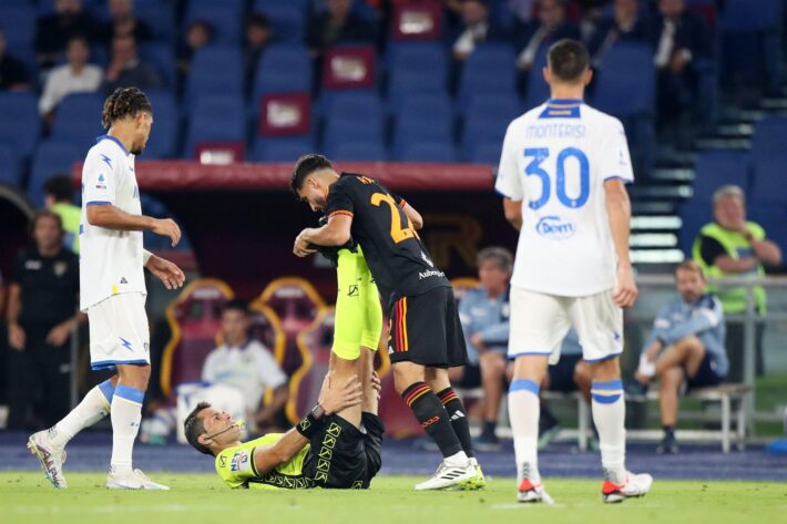 Regardez, Aouar aide un arbitre qui souffre de crampes en plein match